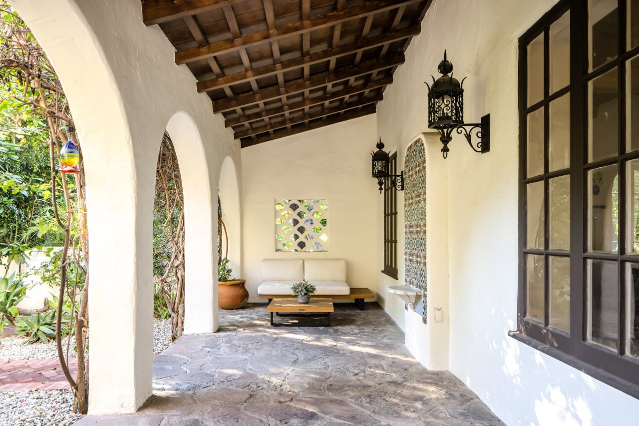 1135 Sunset Vale Ave, West Hollywood