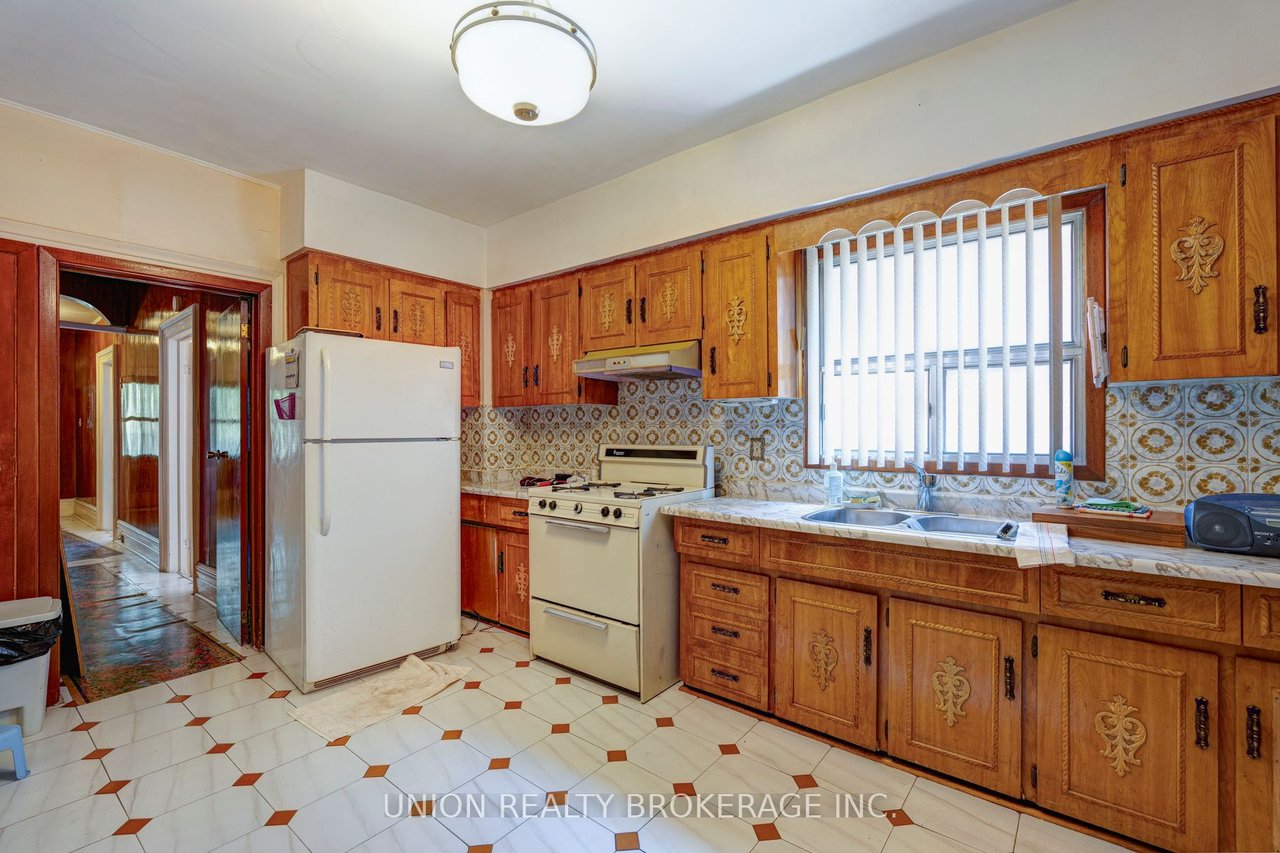 86 Gladstone Ave