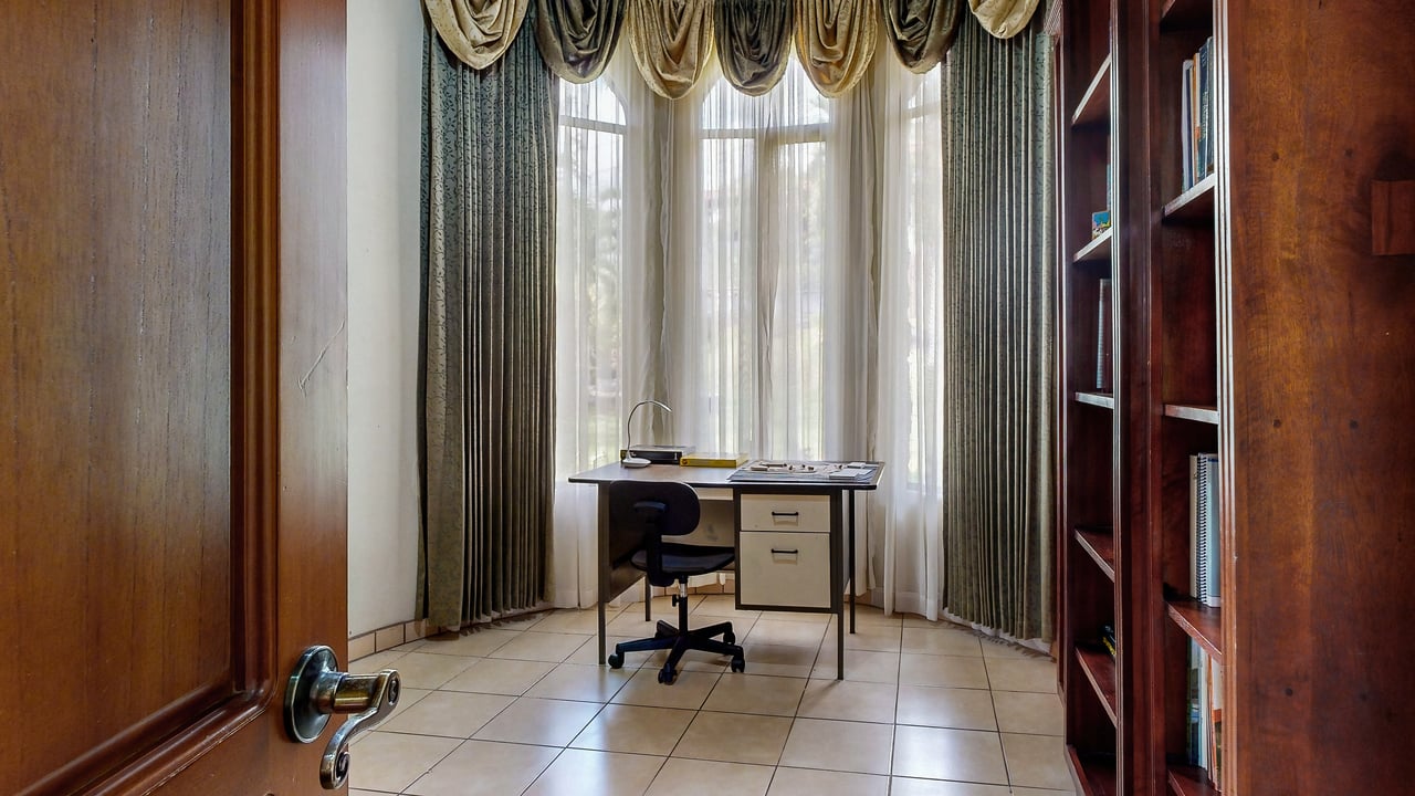 Spacious 5-Bedroom Colonial Home with 4 Bathrooms | La Bonita, Rivas.
