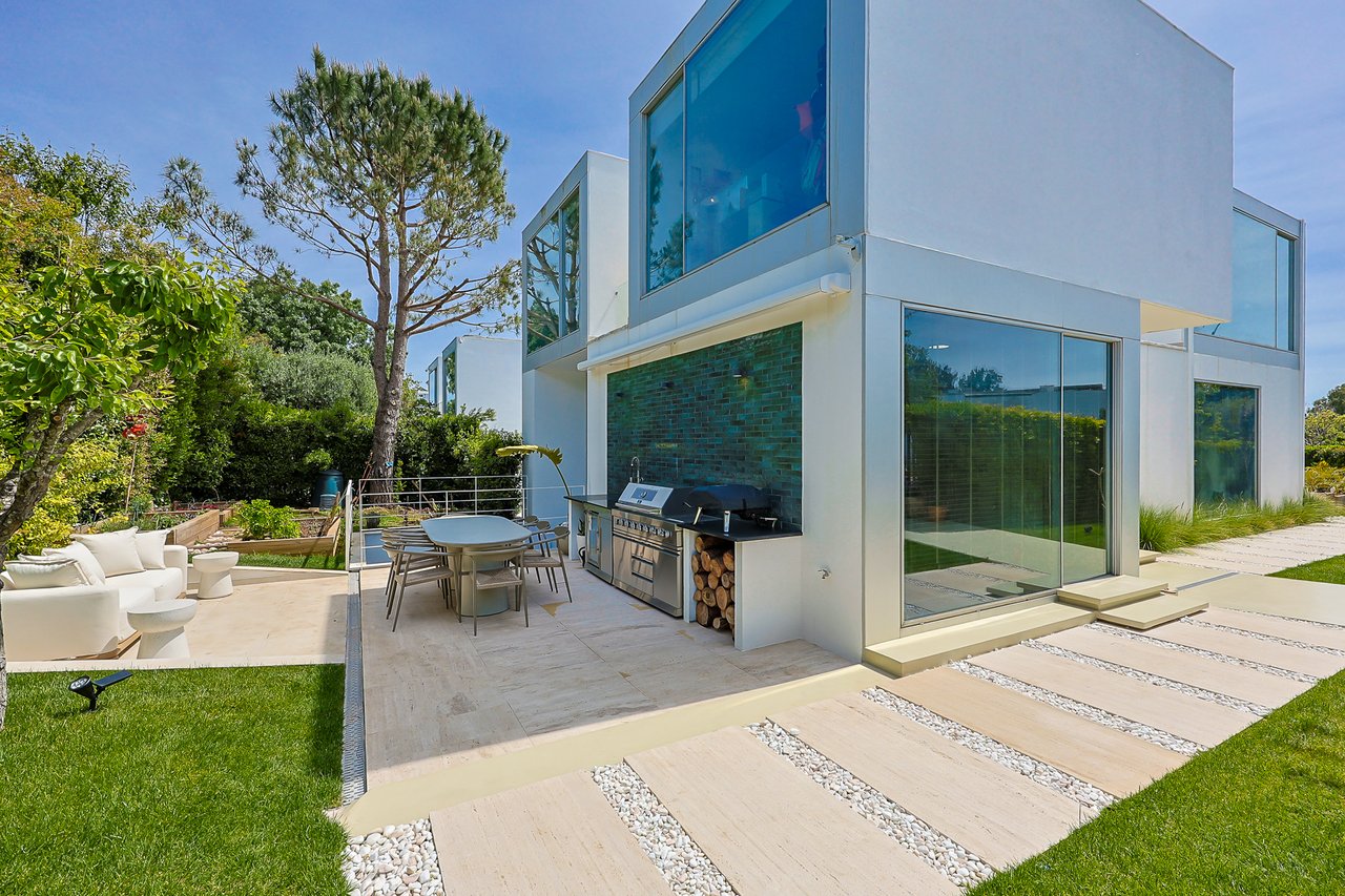 “The Green Villa” – Elegant Luxury Villa with Pool in Carnaxide, Oeiras