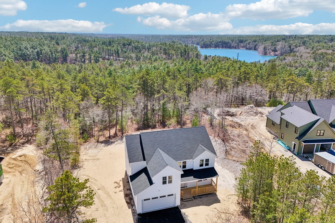 33 Seabiscuit Dr, Plymouth, MA 02360