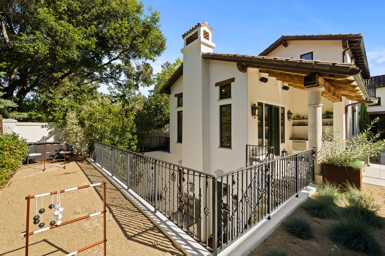 893 Laverne WAY