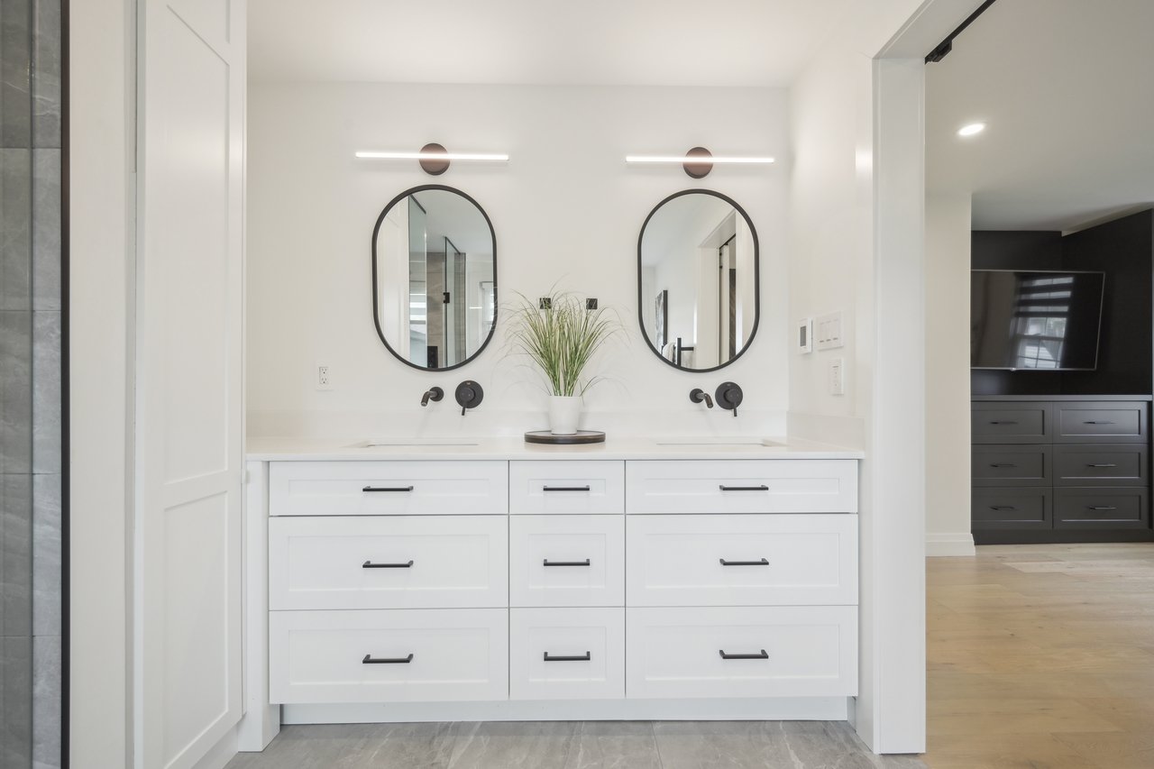 Completely Renovated Sidesplit on an Exclusive Cul-De Sac