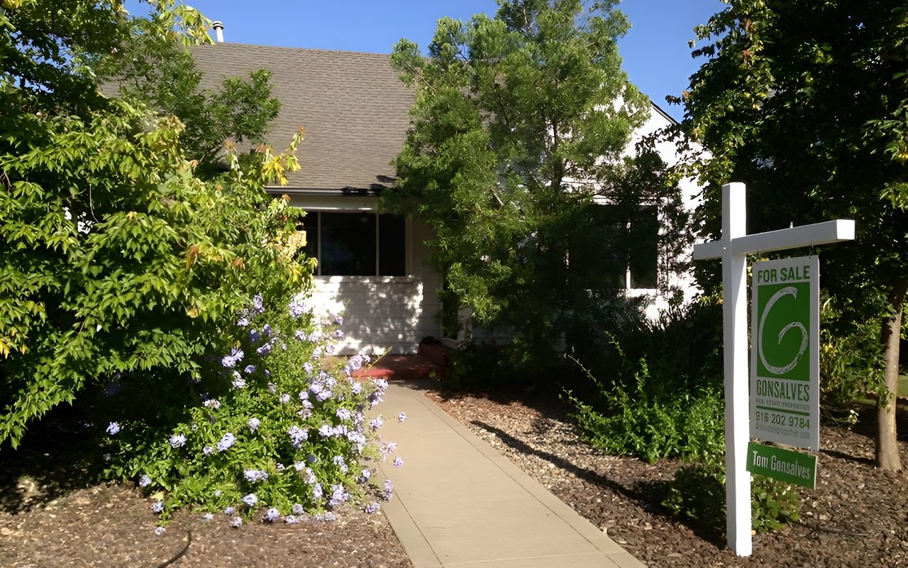 Just Listed! Excellent Location! and Under $300K!