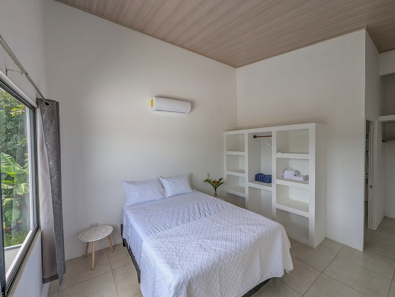 A House With An Upper Live-In Suite & Two Fully Serviced Downstairs Rental Apartments Less Than 1 km From The Entrance to Marino Ballena National Park