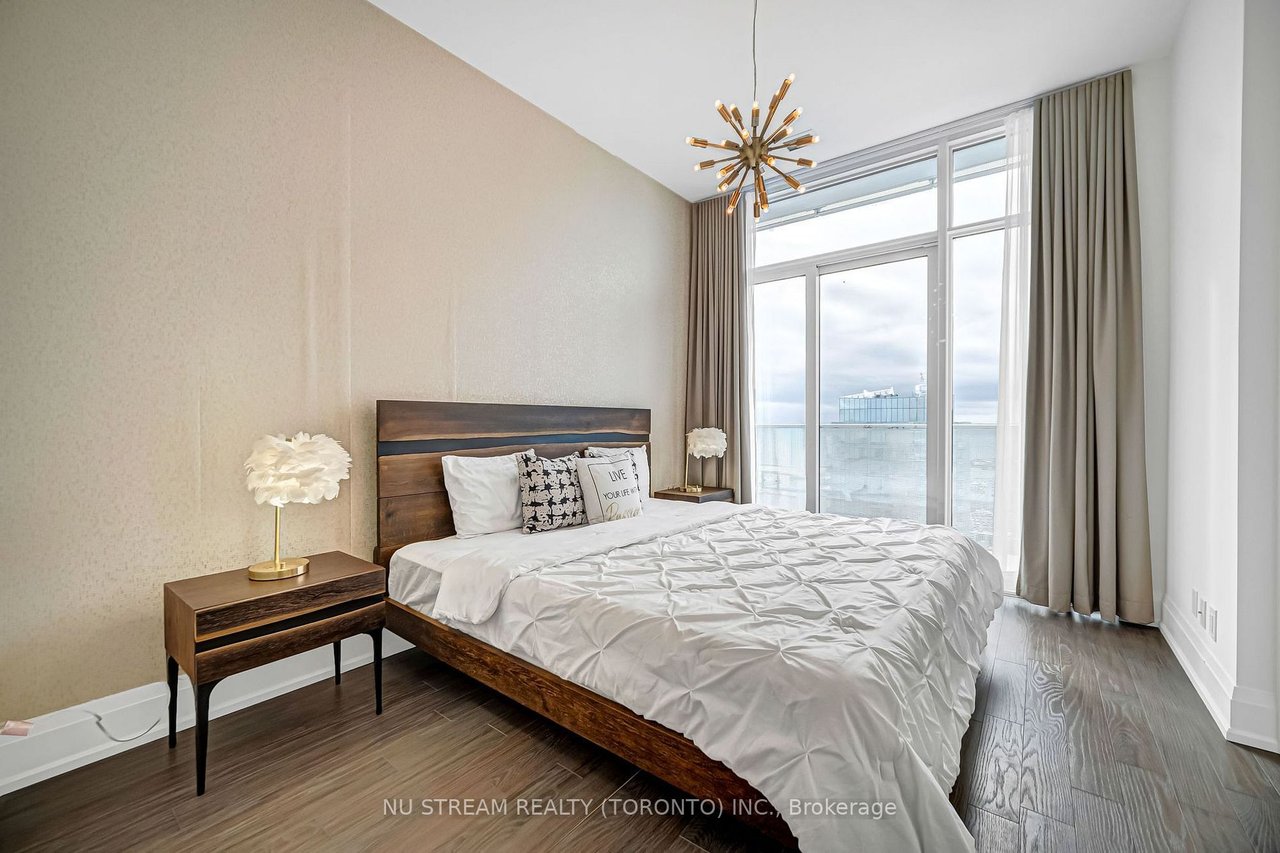 ICONIC LIVING AT 100 HARBOUR ST