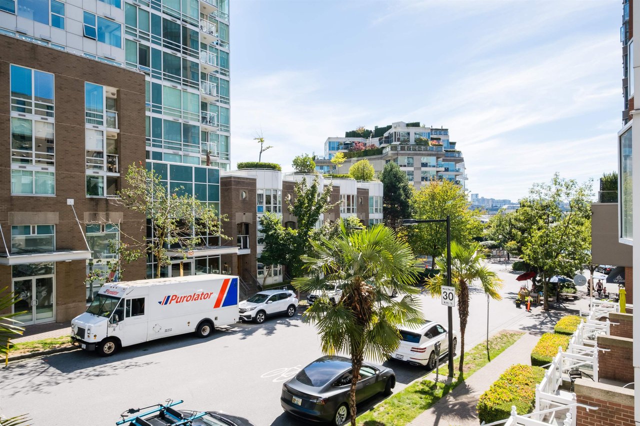 208-910 Beach Avenue, Vancouver