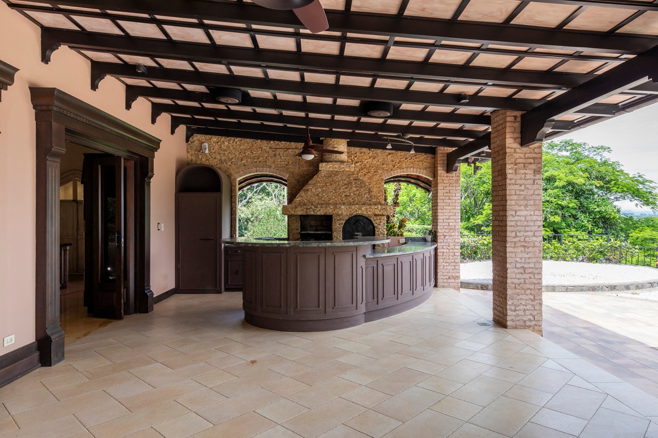 Tuscan Estate with Infinity Pool, Guacima, Alajuela