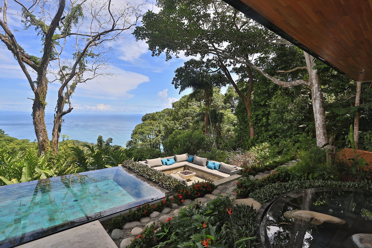 Casa Sanctuary ·  Luxury Jungle Villa · Whale Tail View