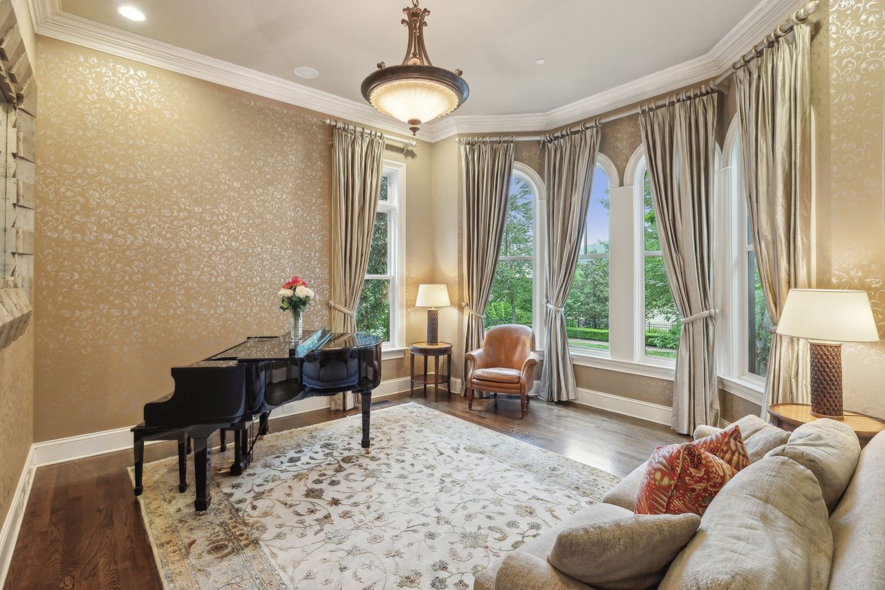 1025 Falling Leaf Cir