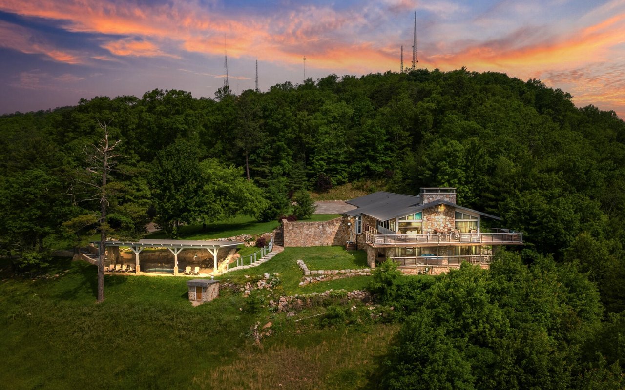 Wallace Luxury Spotlight | 2940 Tower Road Sevierville, TN 37876