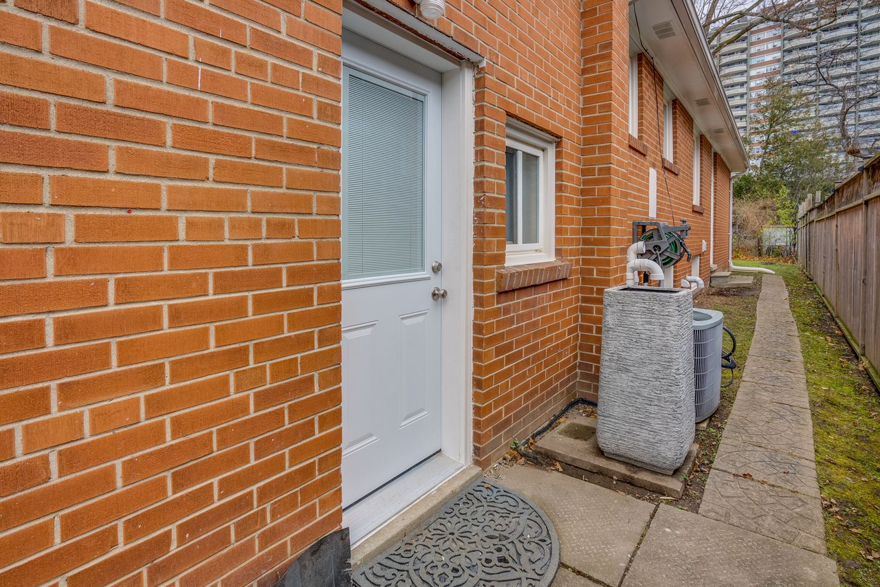 25 Karen Road Unit: Lower