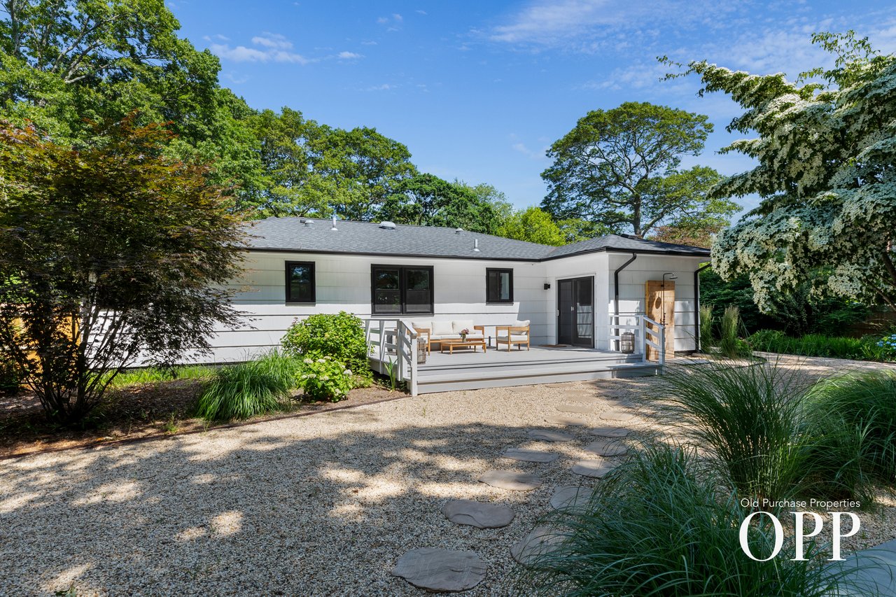 A BELLPORT VILLAGE RETREAT
