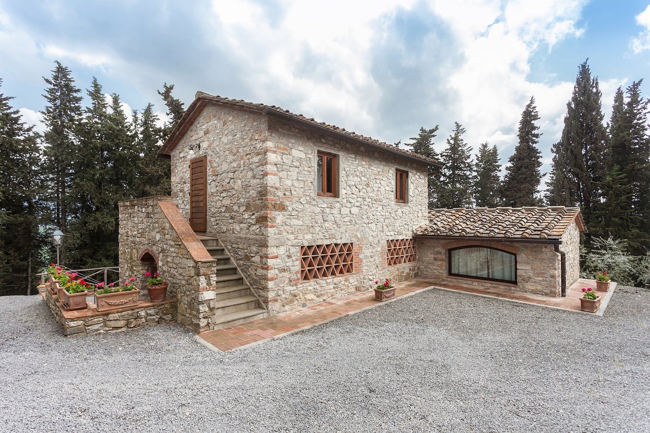 High End Country Villa With Apartments