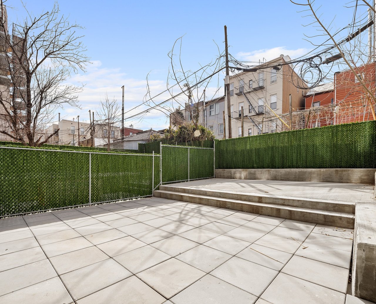 183 MCGUINNESS Boulevard 1D