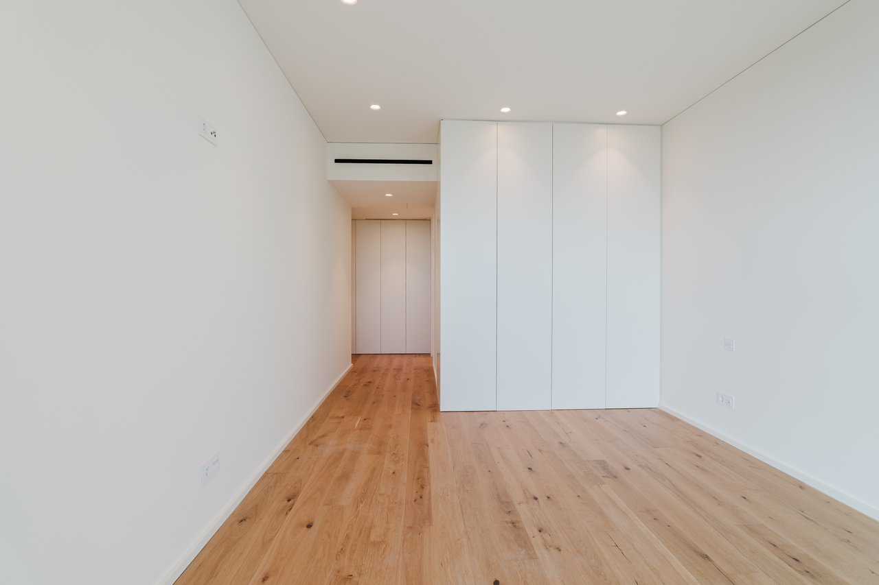 Luxurious 4-Bedroom Sea-View Apartment with Expansive Terrace and Parking in Vila Nova de Gaia