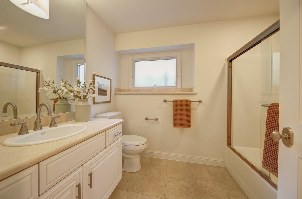 Picturesque and Private View Residence