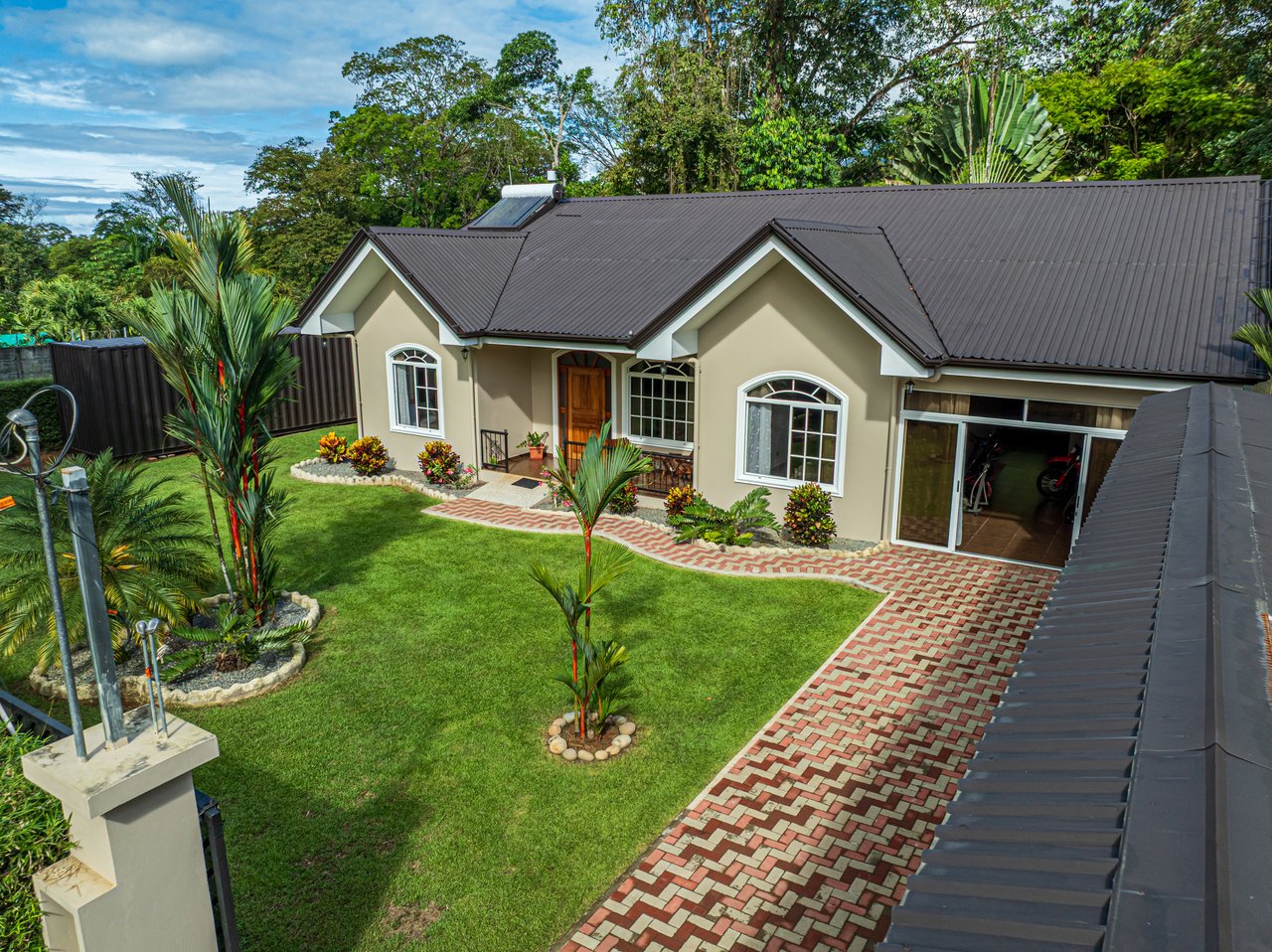 Exceptional 5-Bedroom Residence on Los Laureles Street – Prime Location & Versatile Layout