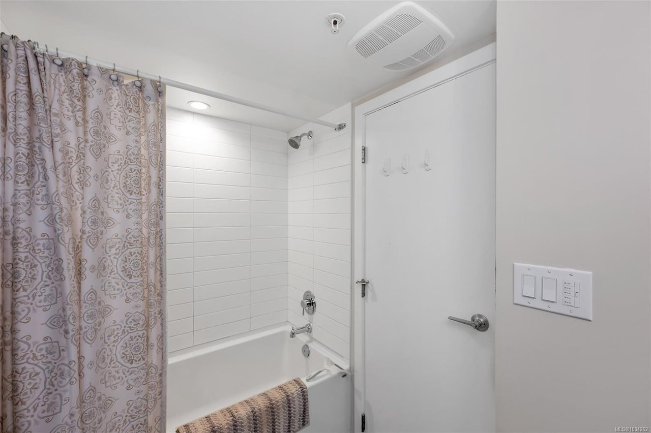 208-787 TYEE Rd, Victoria