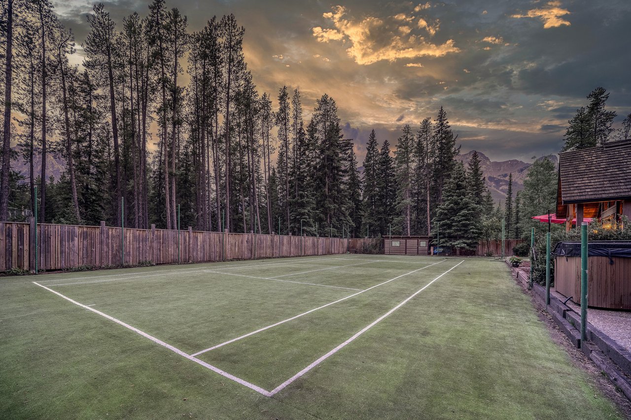 Private Mountain Retreat on Nearly Half an Acre