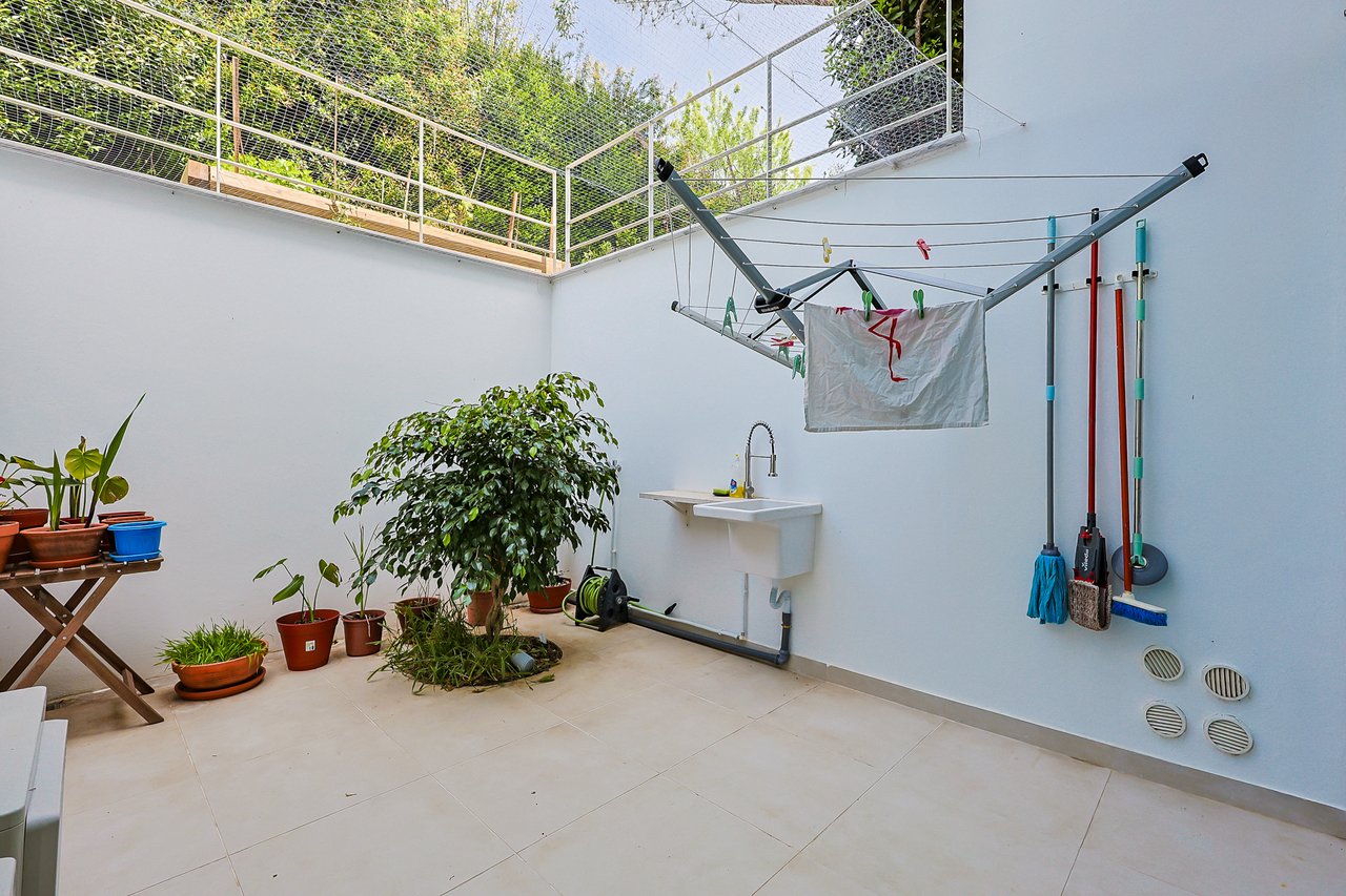 “The Green Villa” – Elegant Luxury Villa with Pool in Carnaxide, Oeiras