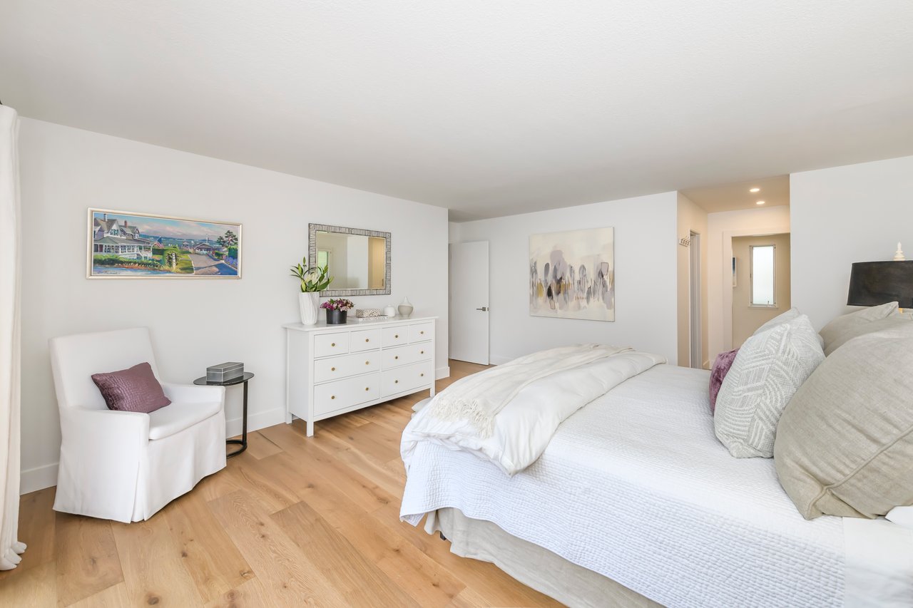 Refined Single-Level Waterfront Retreat