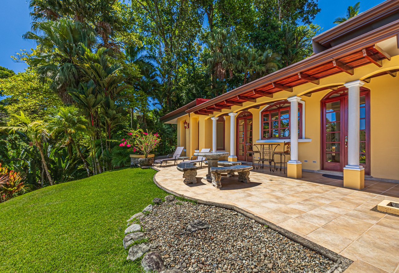 Nido Escondido, Playa Dominical