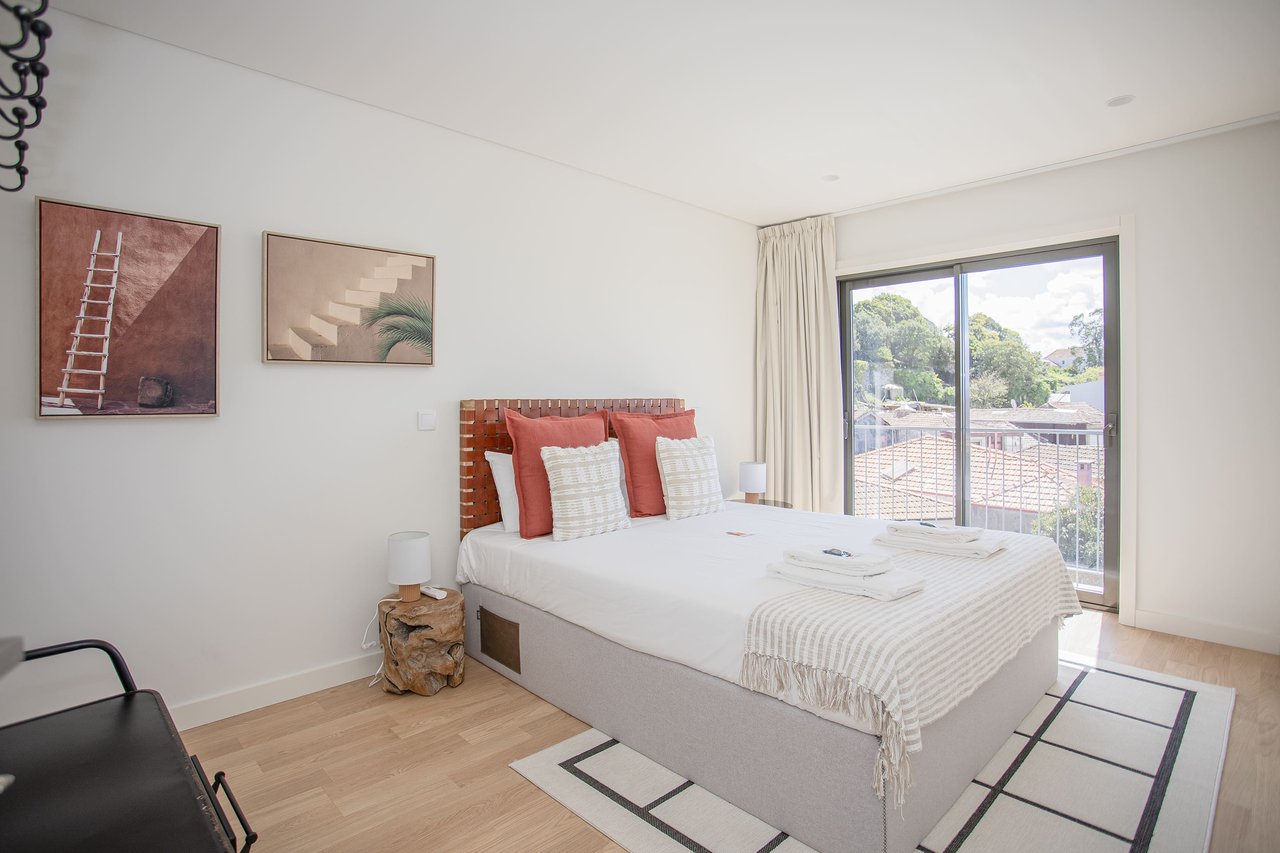 Elegant 3-Bedroom Apartment with AL License and Terrace in Central Porto