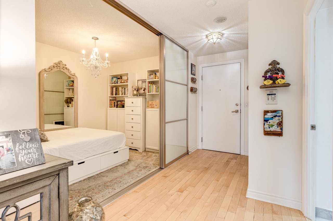 250 Wellington St W 535