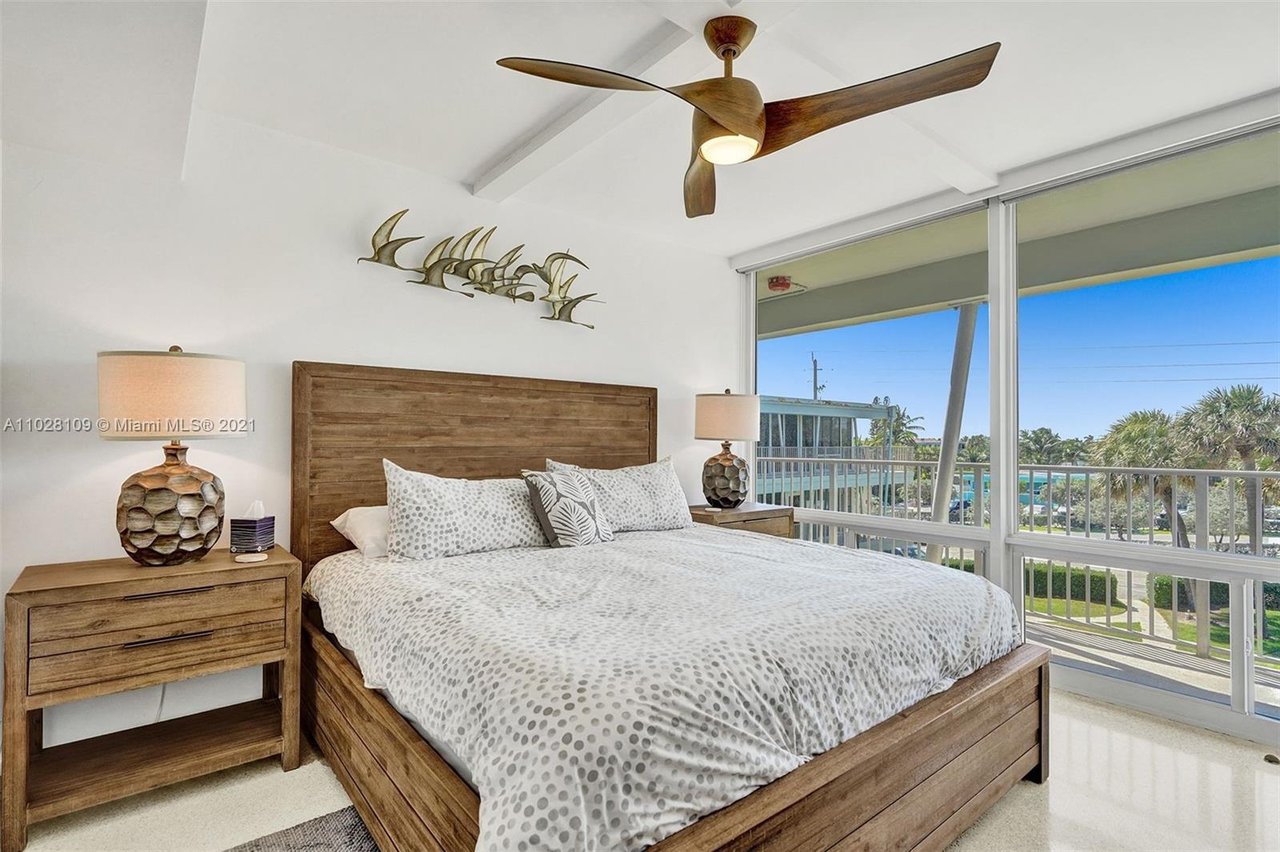 1221 Hillsboro Mile APT 17C