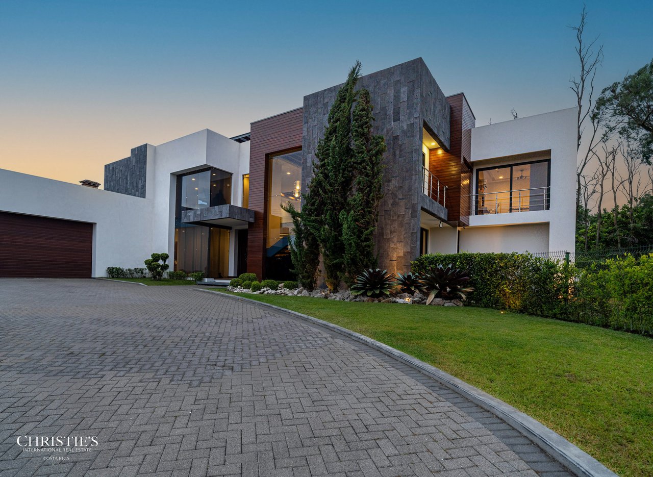 Modern Elegance with Panoramic Views – Exclusive Las Gemas Residence