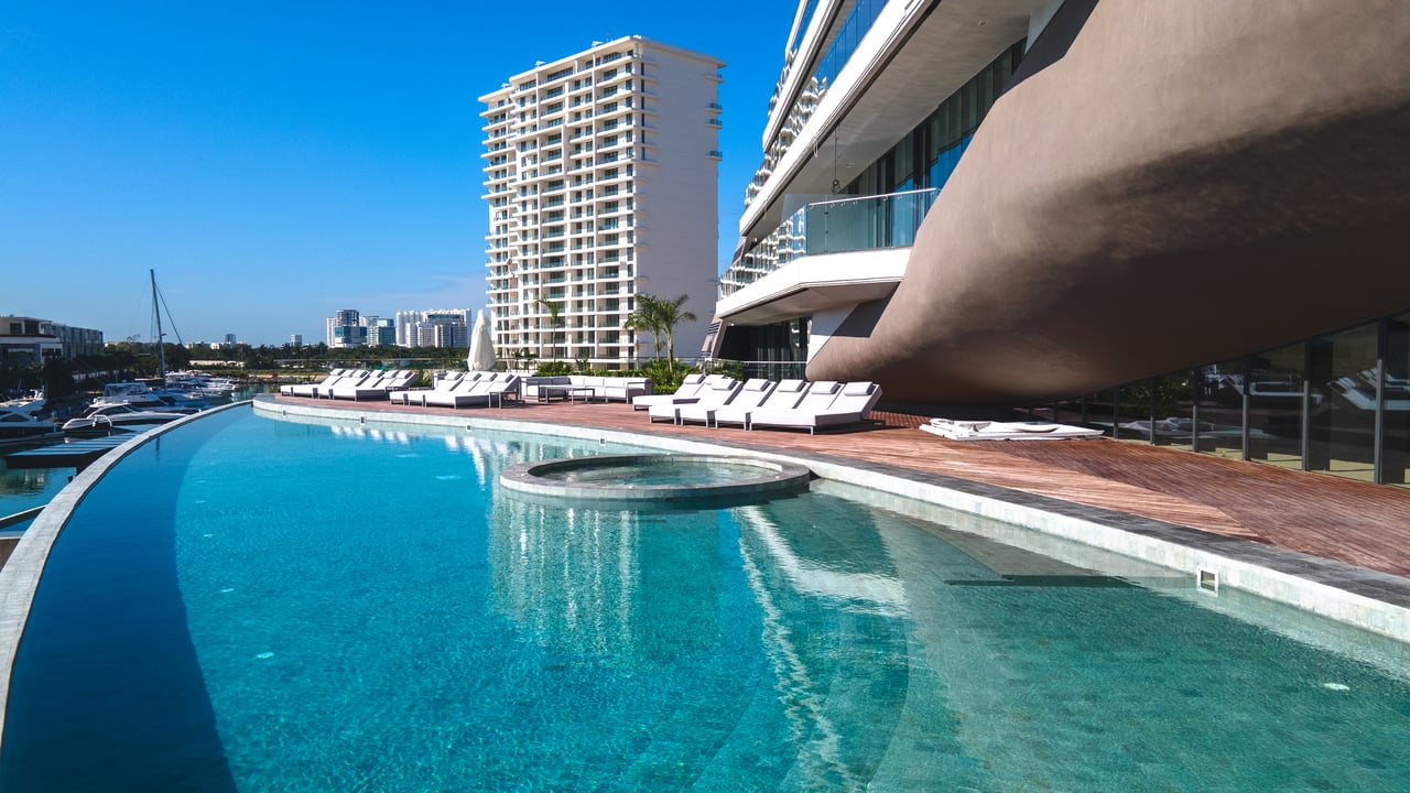 Shark Tower Puerto Cancún