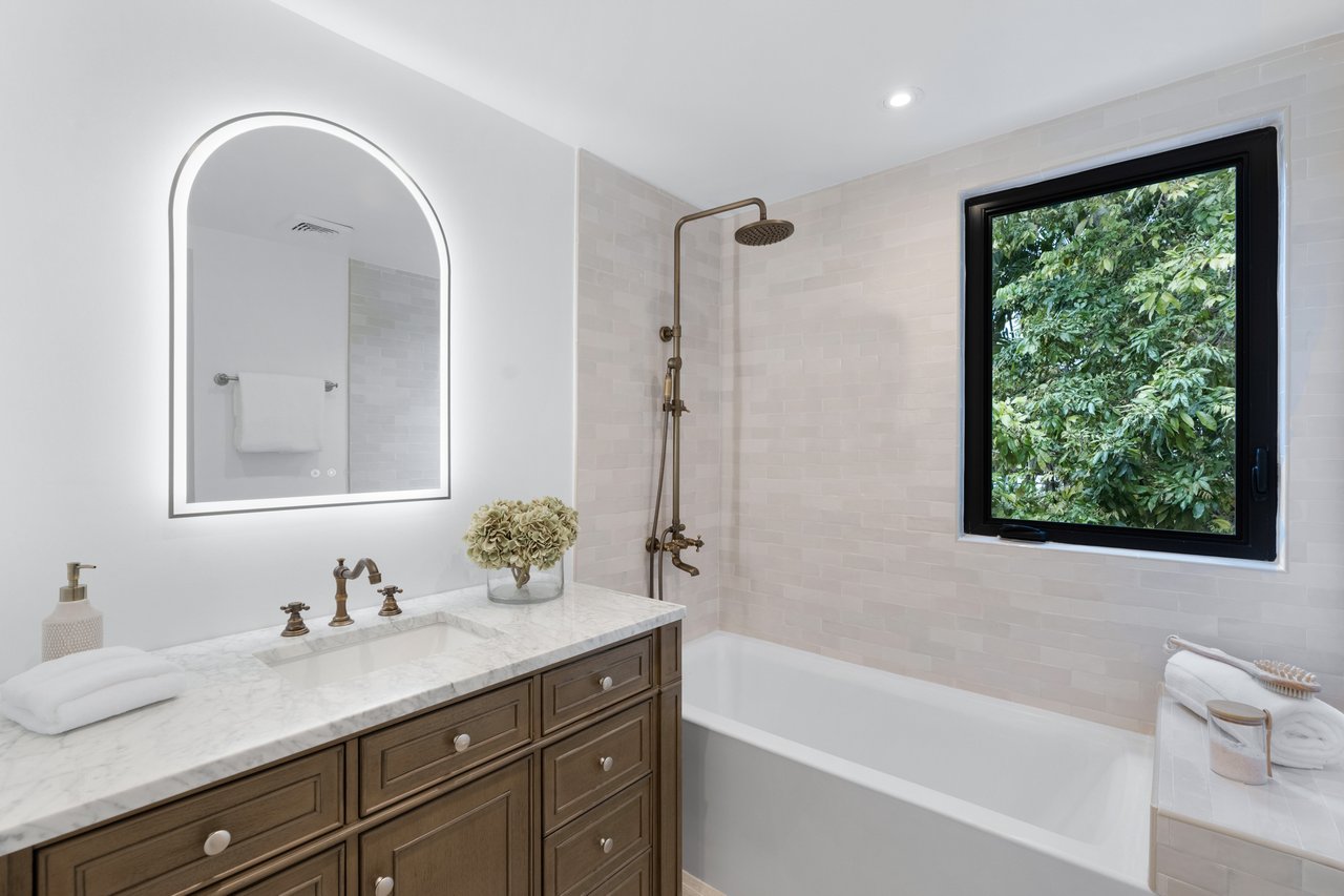 3700 Hibiscus Street "Casa Mamey"
