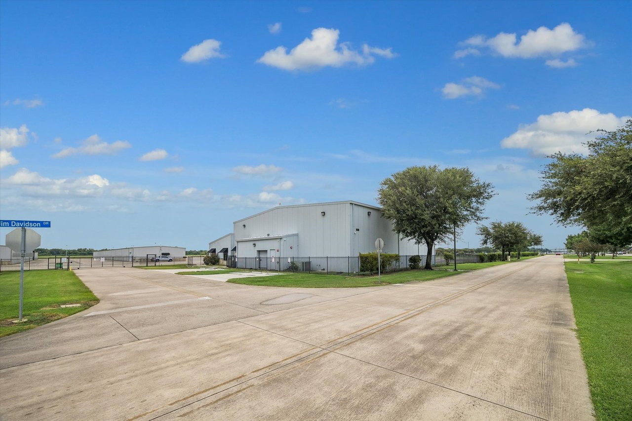 Hangar + Office - Sugar Land Regional Airport (KSGR)