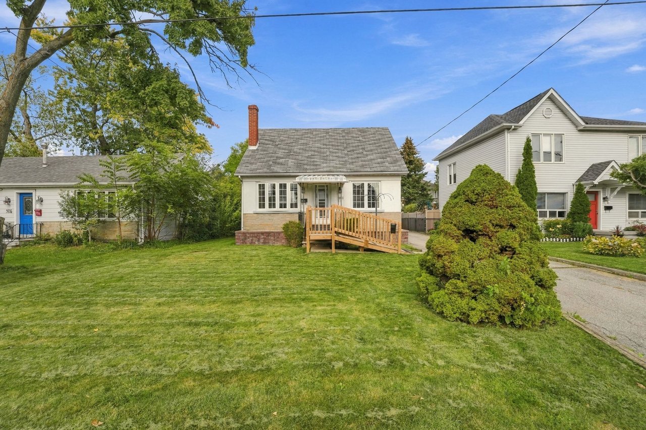 989 Pelham Ave