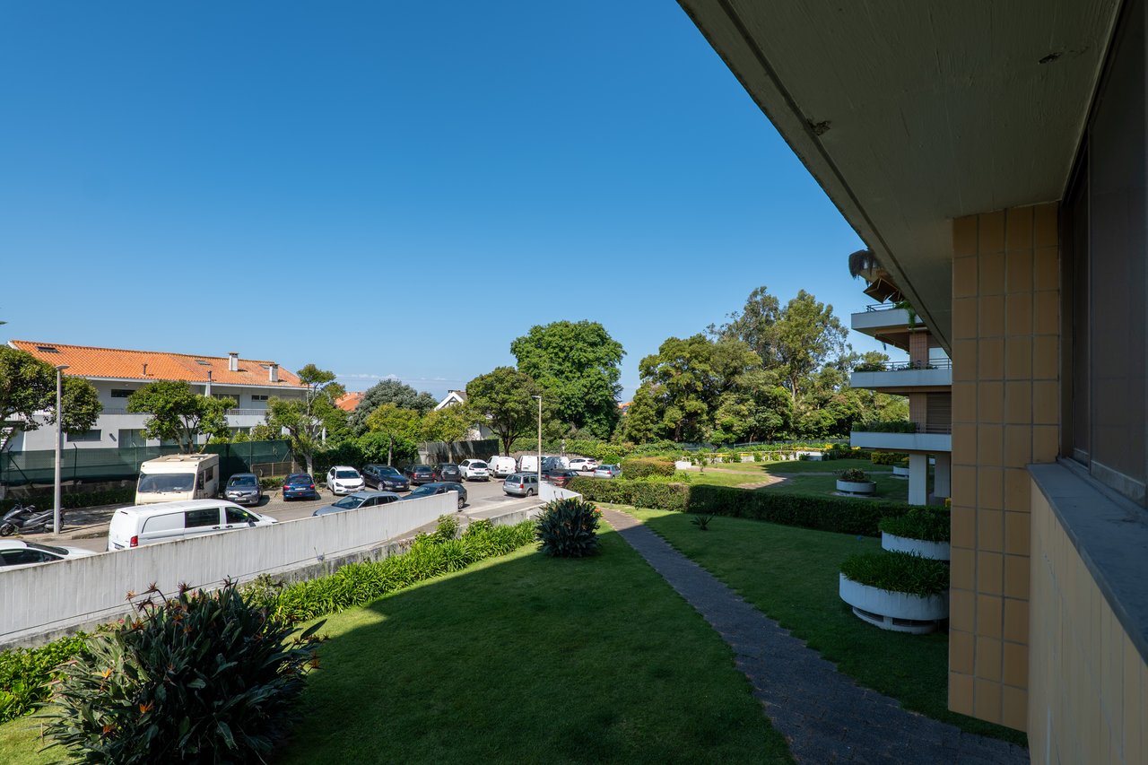 Luxury 5-Bedroom Apartment with Balcony & Private Garage in Foz do Douro, Porto
