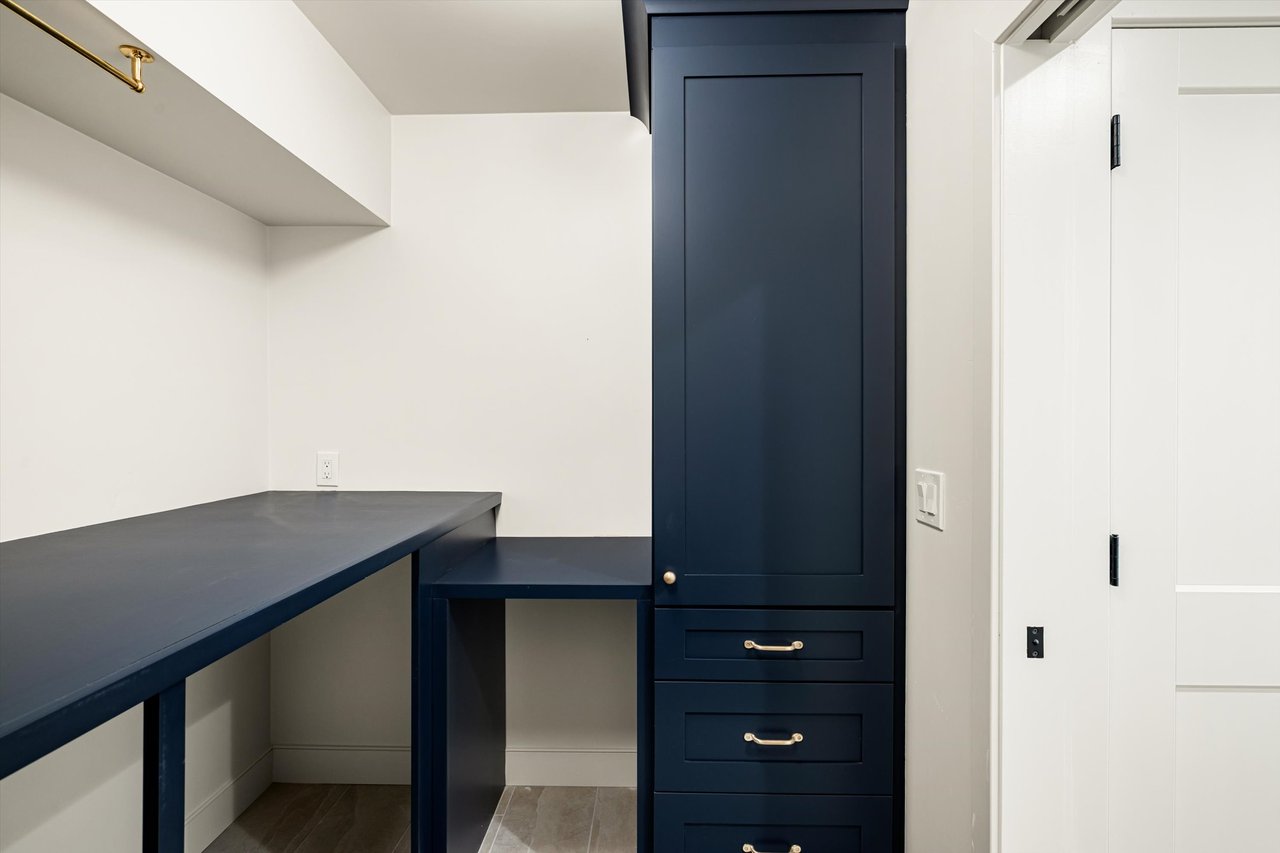 4835 E INDIANOLA Avenue