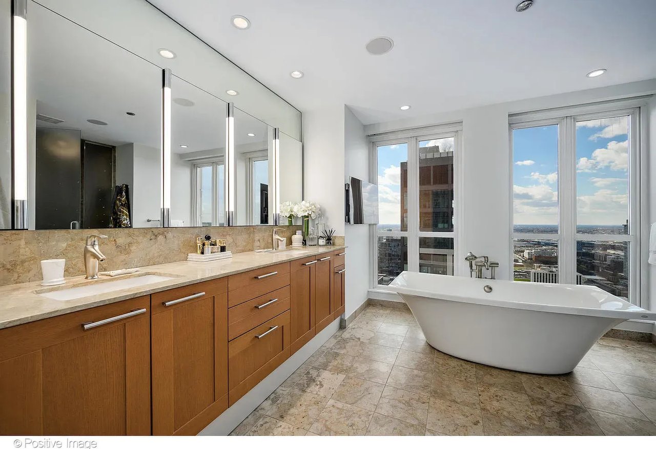 11 E Walton St APT 4102