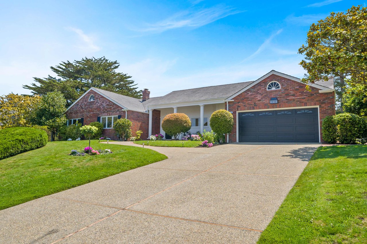 Single Level on Bayhill Court