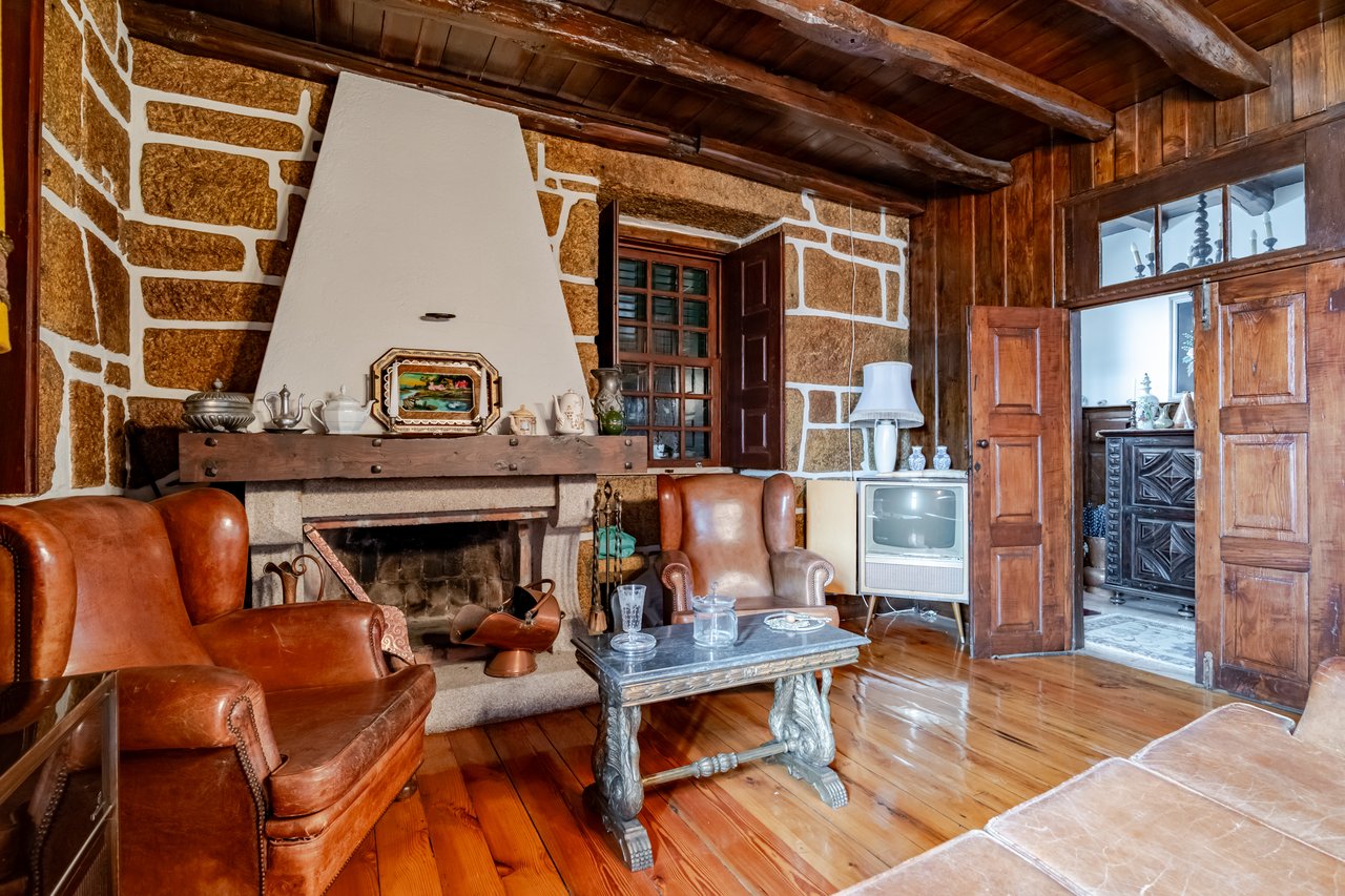 Rustic Four-Bedroom House with Private Land in Folhadela, Vila Real