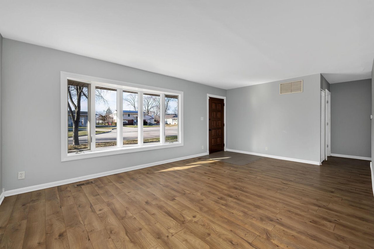 27 Hawthorne Ln, Streamwood IL. Move-In Ready Ranch with Vaulted Living Space