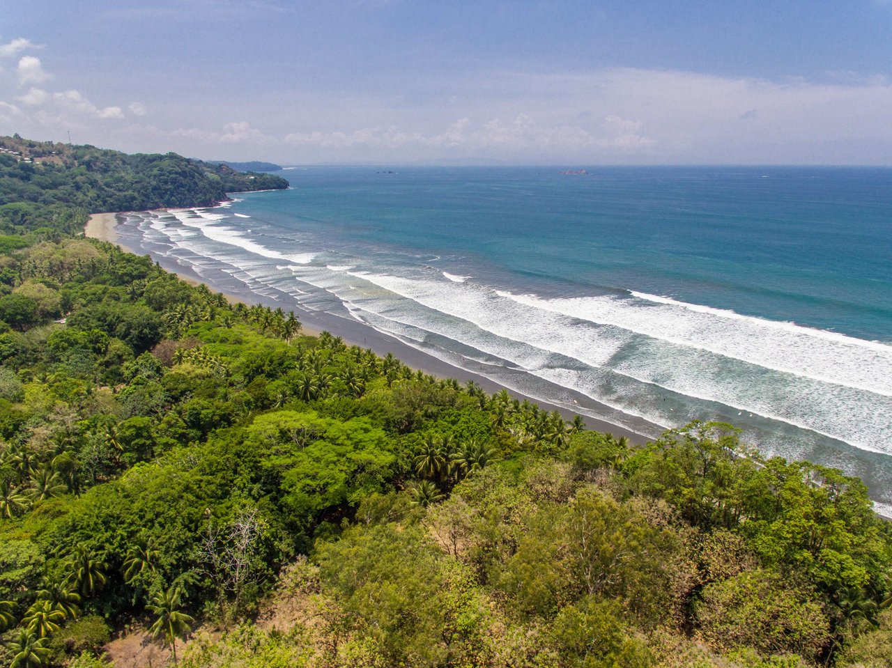 A highly-rated and high-occupancy resort with a hotel, cabins, on-site restaurant and a pool an easy 5-minute walk from PLAYA UVITA and Marino Ballena National Park!