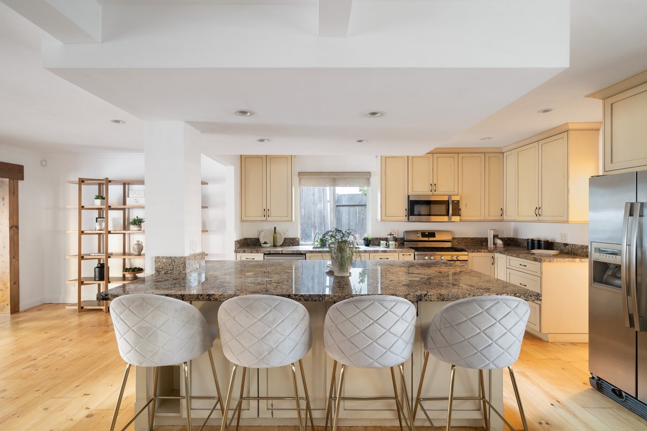 20212 Oxnard St, Woodland Hills