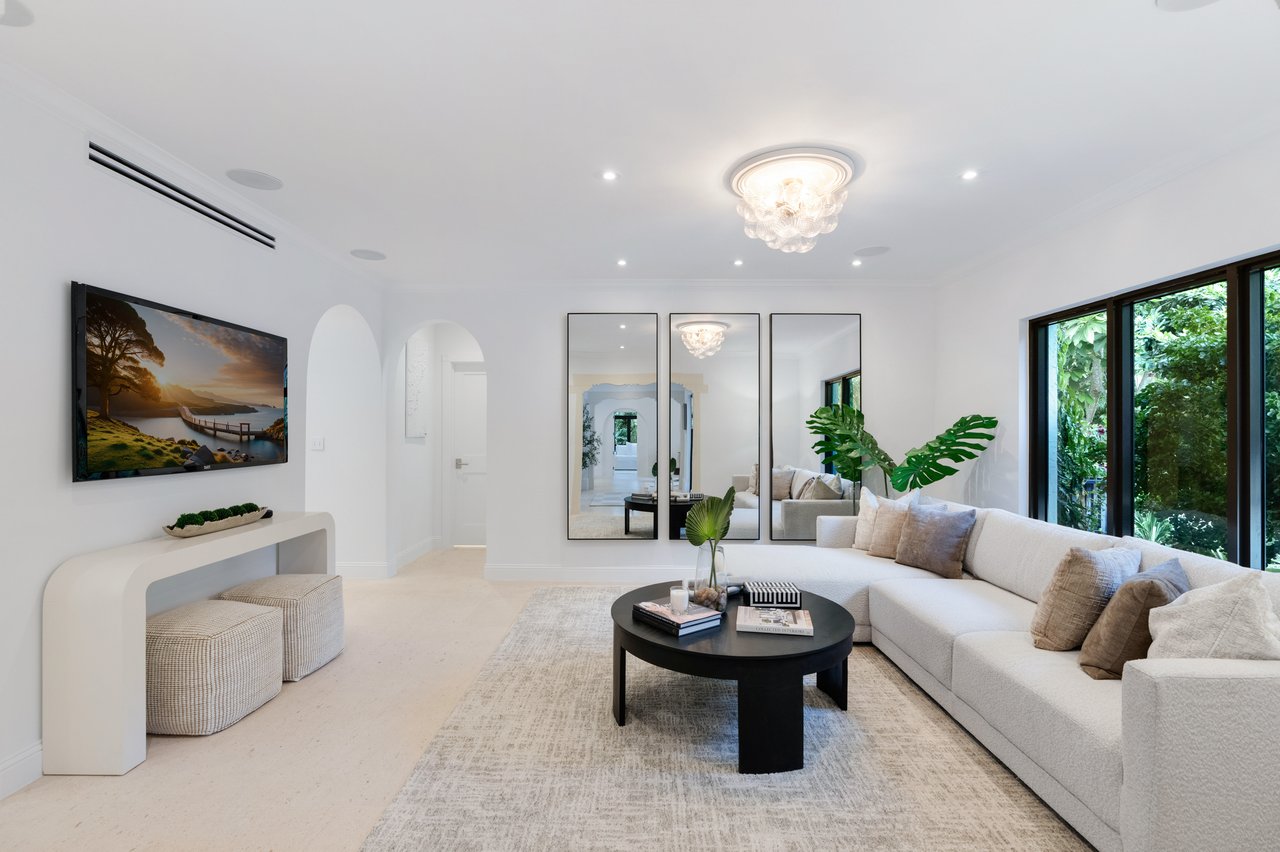 3700 Hibiscus Street "Casa Mamey"
