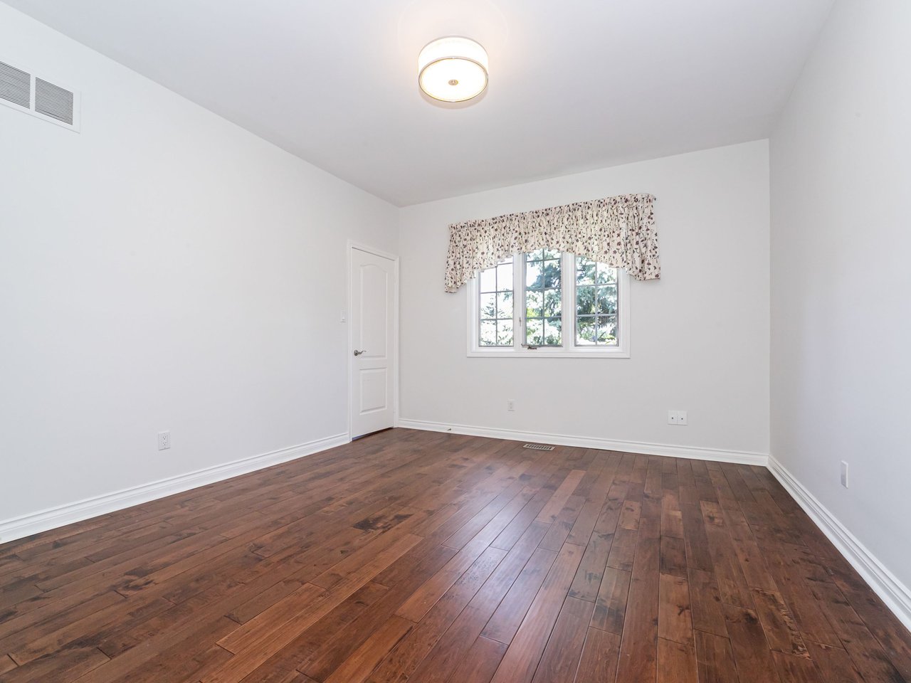 10 Edmund Crescent