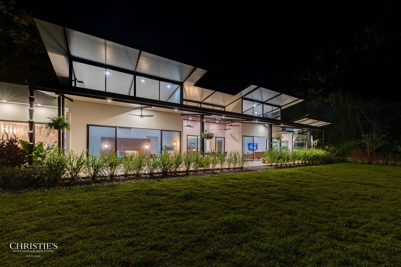 Contemporary Mountain View Villa – 10 Minutes to Playa Dominical