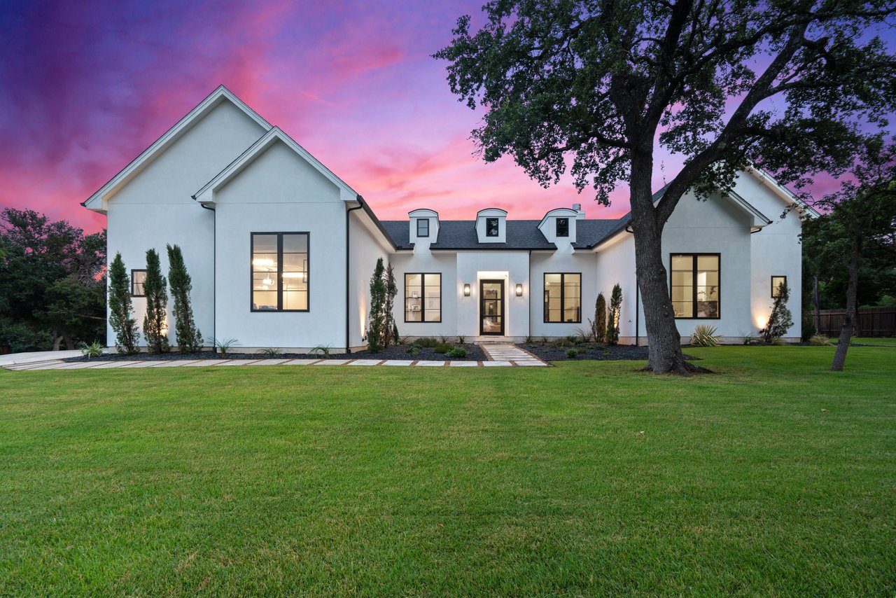 TIMELESS LUXURY IN RIVER CHASE