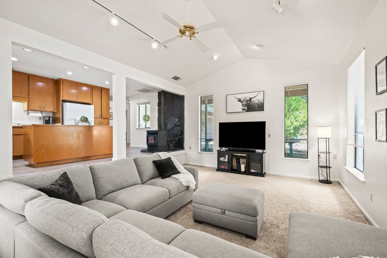 6321 Zamora Dr