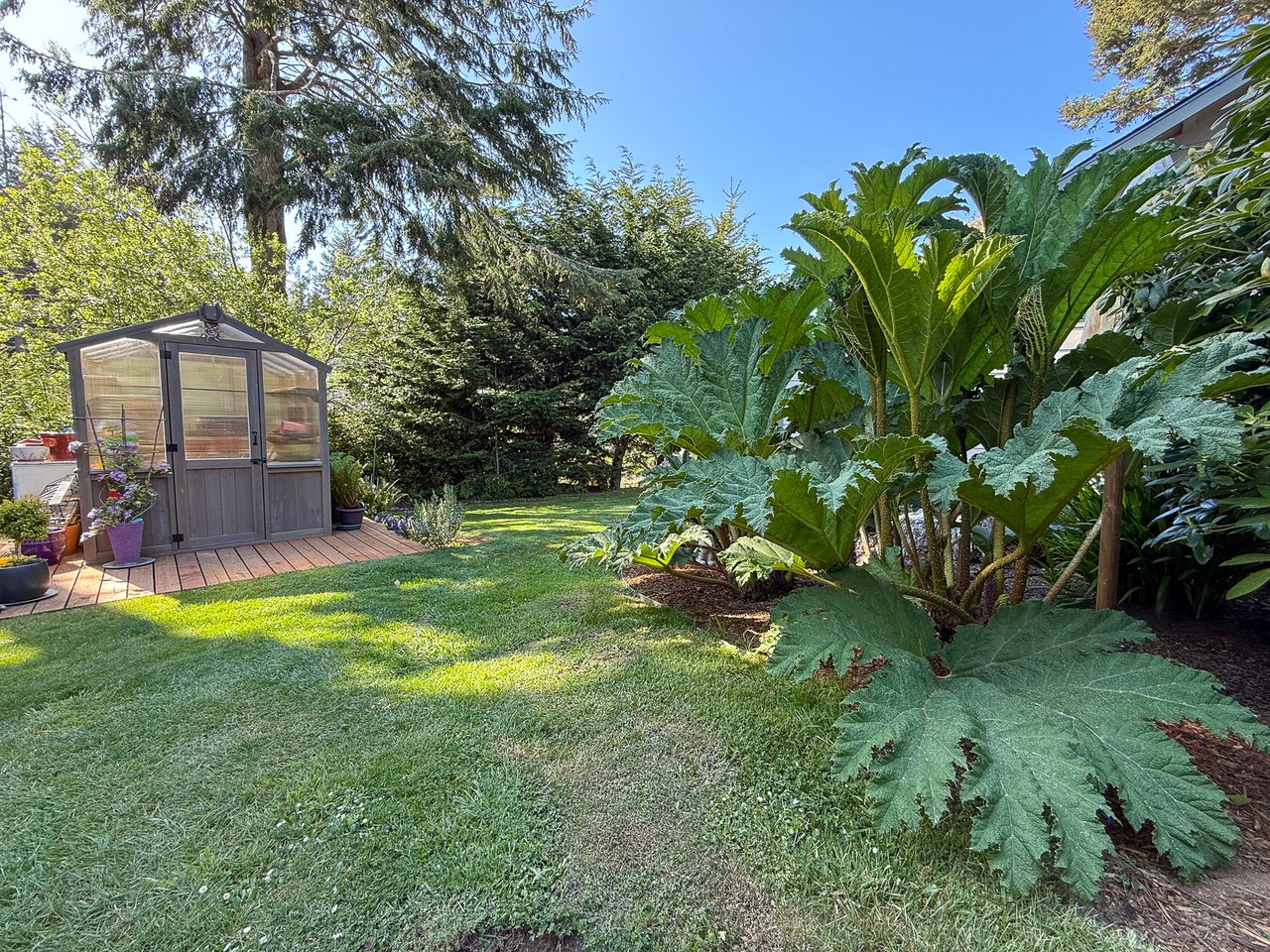 GORGEOUS 3 BEDROOOM HOME + GUEST SUITE IN GREAT EAST BANDON NEIGHBORHOOD!