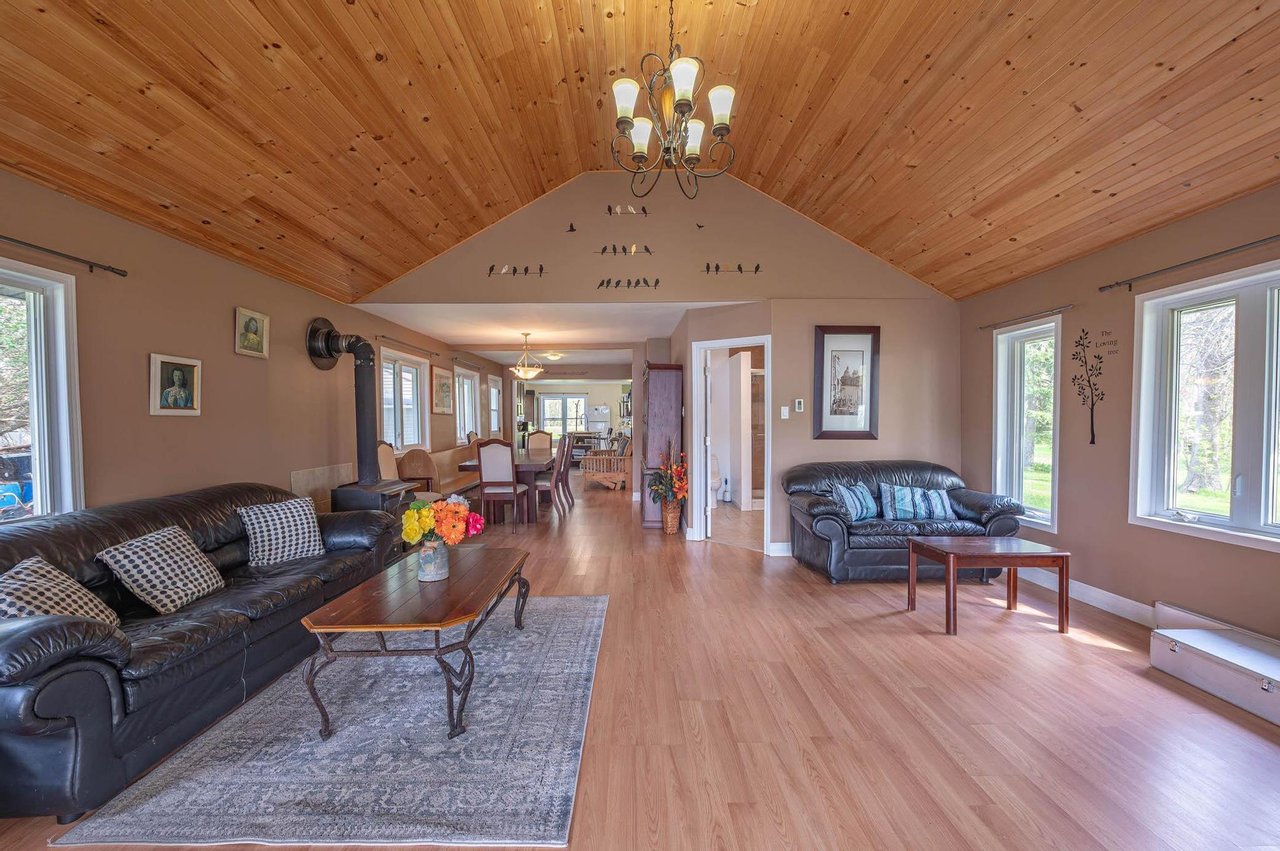 1035 JARVIS LANE